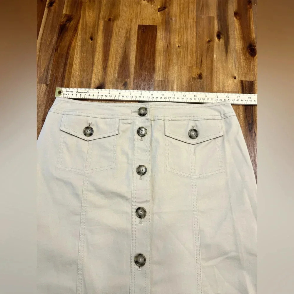 Jones New York sport tan khaki mini skirt, size 8 button front stretch - Picture 6 of 8